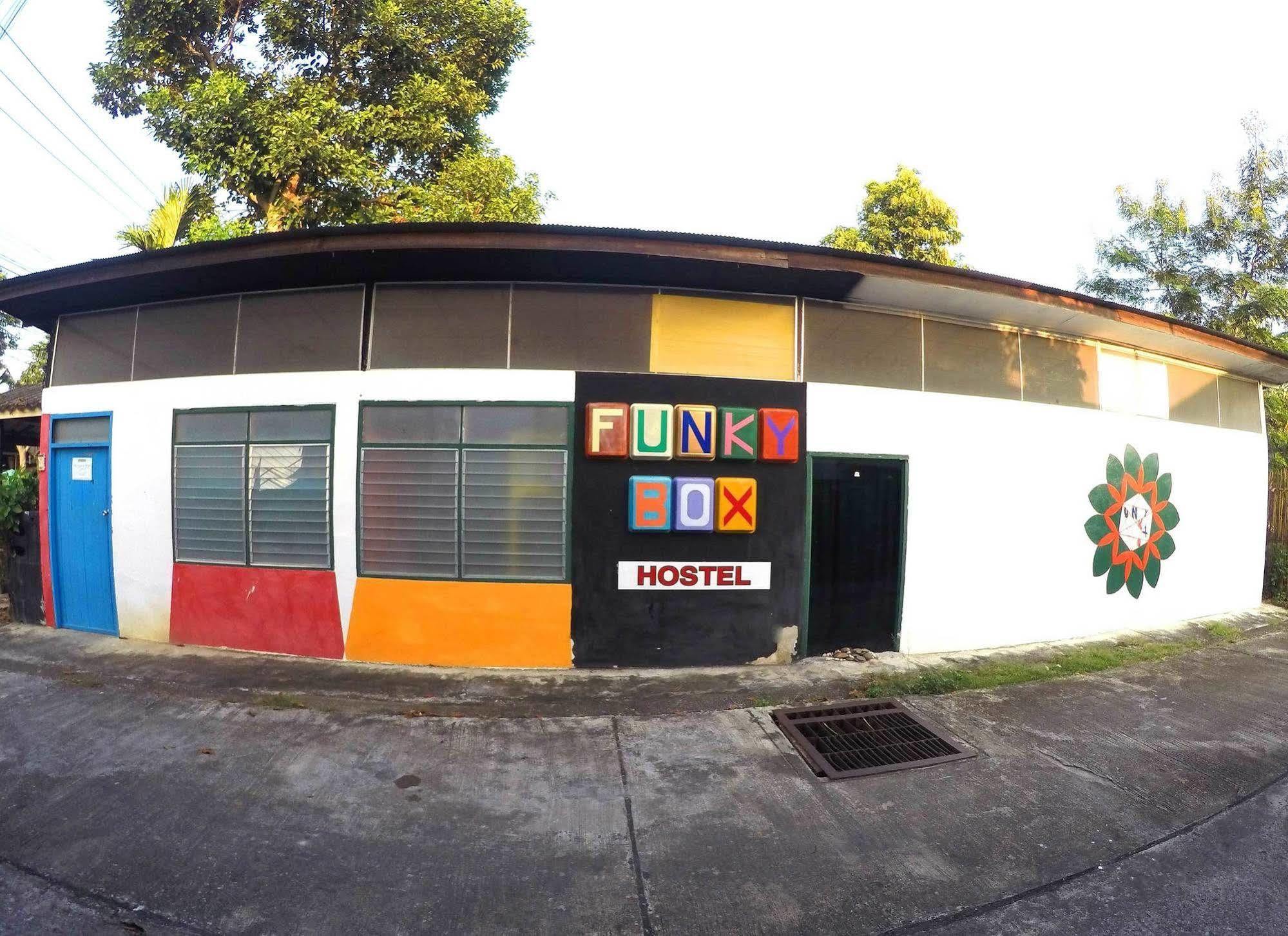 Funky Box Hostel チェンコーン エクステリア 写真